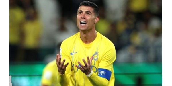 CRISTIANO RONALDO feller triste tårer igjen på banen